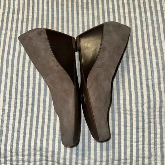 CLARKS Bassett Mine Leather Suede Slip On Wedge Pump Sz 9.5 Taupe - Picture 7 of 14